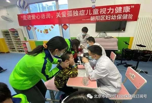 孩子的眼睛里進了異物，怎樣做才是正確的